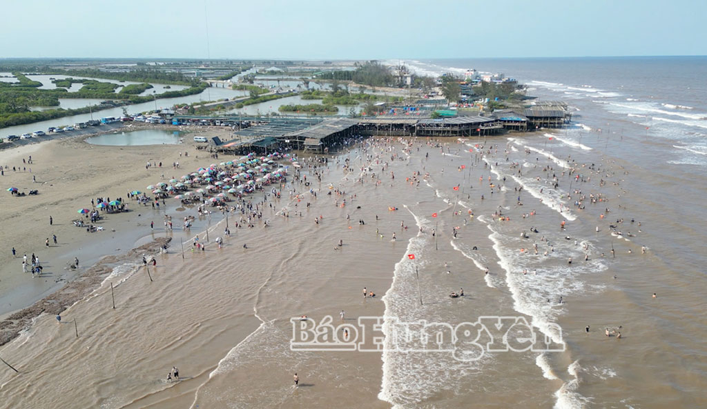 Bãi biển Cồn Vành, Đồng Châu đón hàng chục nghìn lượt người về tắm biển trong dịp nghỉ lễ