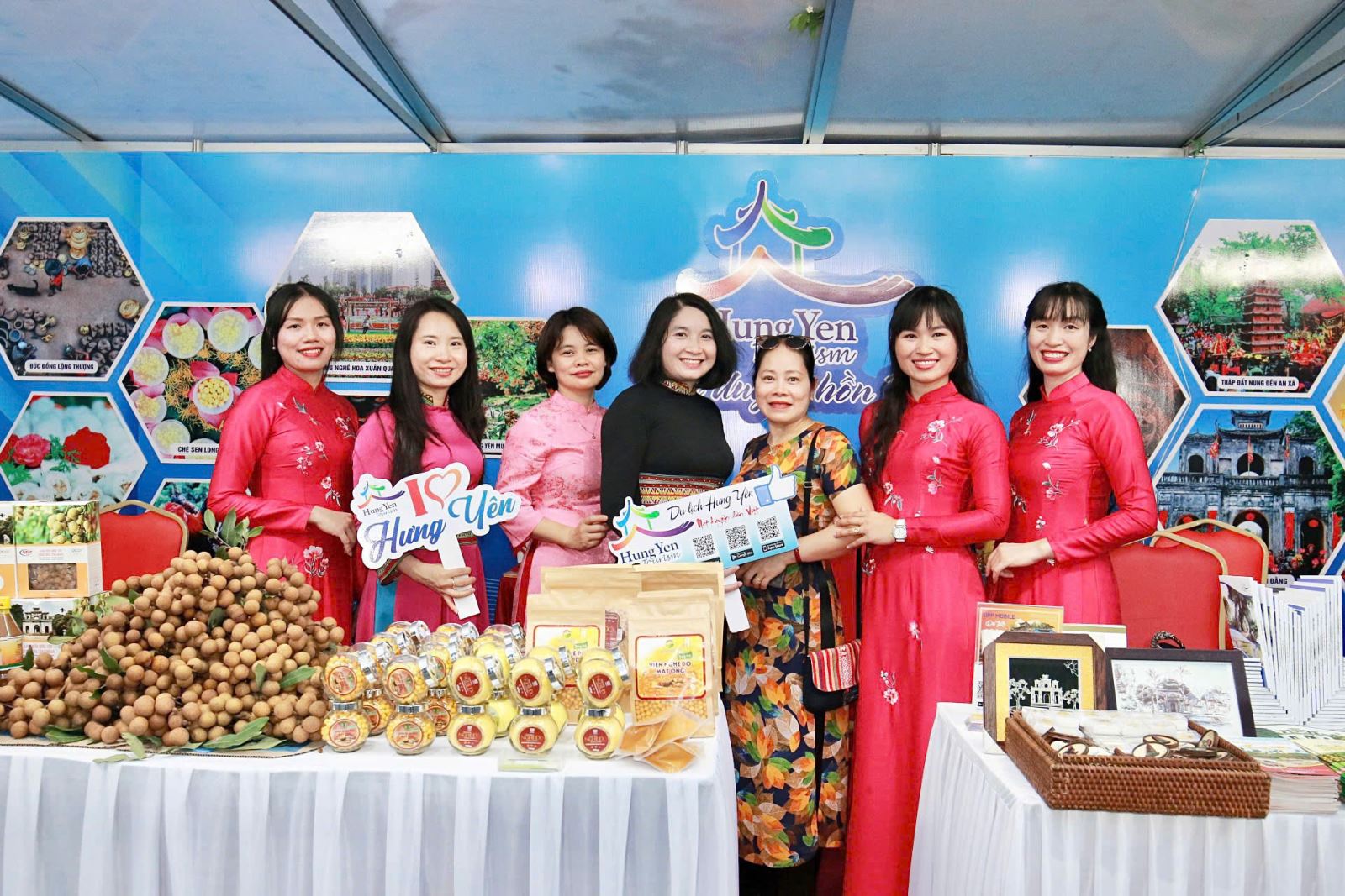 Du khách chụp hình lưu niệm tại gian trưng bày du lịch Hưng Yên